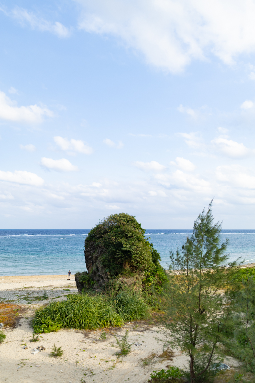 奇岩とテントが並ぶキャンプシーン